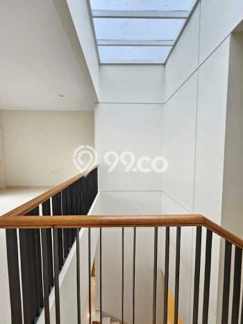 Rumah Mewah LB 269m2 Siap Huni Desain Elegan di Gading Serpong, Tangerang Rumah Mewah LB 269m2 Siap Huni Desain Elegan di Gading Serpong, Tangerang