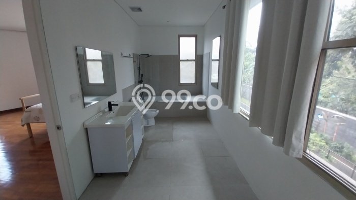 Sewa Rumah Strategis di SCBD LT 400m2 / LB 800m2 Kondisi Bagus Sewa Rumah Strategis di SCBD LT 400m2 / LB 800m2 Kondisi Bagus