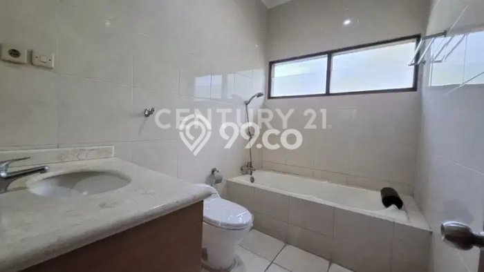 Ready to Use! Premium House LT 1050m2 Desain Elegan di Kemang Ready to Use! Premium House LT 1050m2 Desain Elegan di Kemang