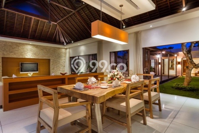 Rumah Elit LB 221m2 Siap Pakai Desain Elegan di Kerobokan, Badung Rumah Elit LB 221m2 Siap Pakai Desain Elegan di Kerobokan, Badung