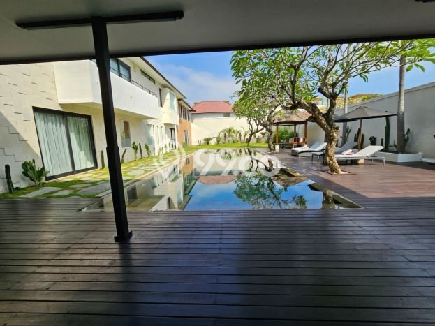 Hunian Elit LB 1000m2 Siap Pakai Desain Elegan di Batu Belig, Badung Hunian Elit LB 1000m2 Siap Pakai Desain Elegan di Batu Belig, Badung