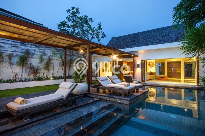 Rumah Elit LB 221m2 Siap Pakai Desain Elegan di Kerobokan, Badung Rumah Elit LB 221m2 Siap Pakai Desain Elegan di Kerobokan, Badung