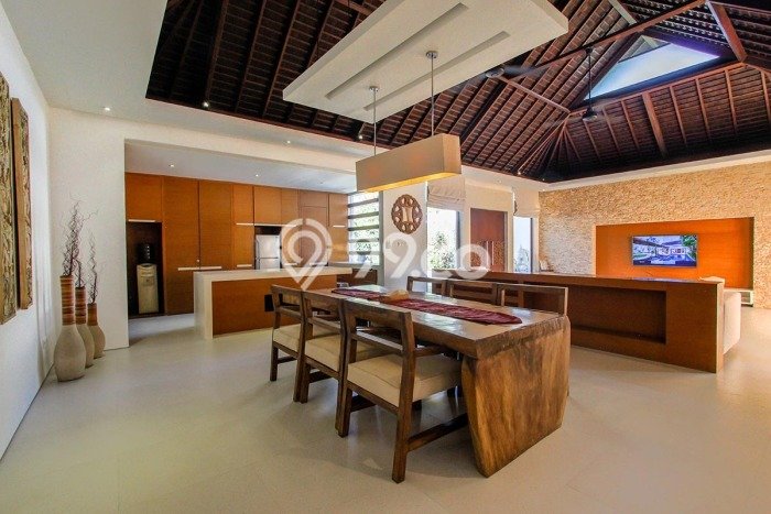 Rumah Elit LB 221m2 Siap Pakai Desain Elegan di Kerobokan, Badung Rumah Elit LB 221m2 Siap Pakai Desain Elegan di Kerobokan, Badung
