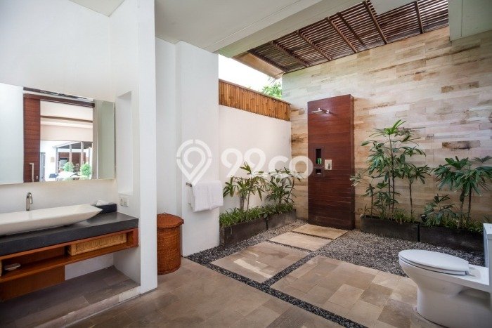 Rumah Elit LB 221m2 Siap Pakai Desain Elegan di Kerobokan, Badung Rumah Elit LB 221m2 Siap Pakai Desain Elegan di Kerobokan, Badung