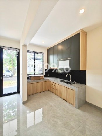 For Sale! Luxury House LT 250m2 Desain Modern di Alam Sutera For Sale! Luxury House LT 250m2 Desain Modern di Alam Sutera