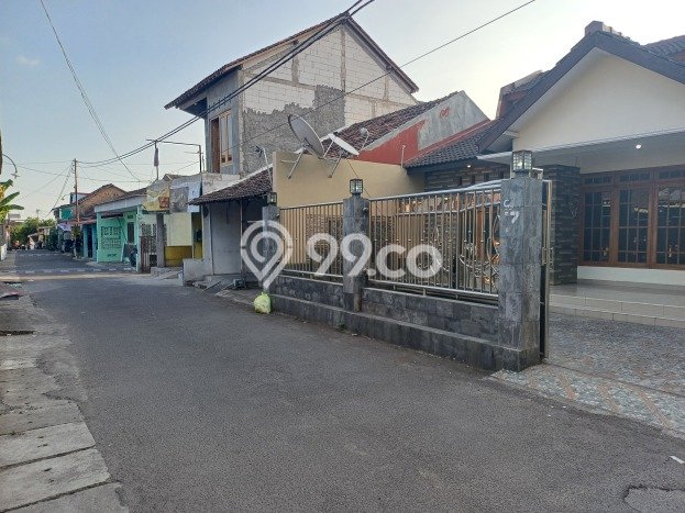 LOKASI STRATEGIS! Rumah kawasan Mlati, Dekat Stasiun, 4 KM, Luas 200m² Bangunan 180m² LOKASI STRATEGIS! Rumah kawasan Mlati, Dekat Stasiun, 4 KM, Luas 200m² Bangunan 180m²