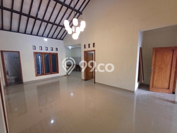 LOKASI STRATEGIS! Rumah kawasan Mlati, Dekat Stasiun, 4 KM, Luas 200m² Bangunan 180m² LOKASI STRATEGIS! Rumah kawasan Mlati, Dekat Stasiun, 4 KM, Luas 200m² Bangunan 180m²