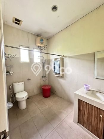 SIAP HUNI! Rumah Strategis area , Luas 332m2m² Bangunan 400m2m² SIAP HUNI! Rumah Strategis area , Luas 332m2m² Bangunan 400m2m²