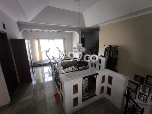 Rumah Berkualitas area Sariwangi, Bandung, Luas 224m2m² Bangunan 300m2m² - HARGA NEGO! Rumah Berkualitas area Sariwangi, Bandung, Luas 224m2m² Bangunan 300m2m² - HARGA NEGO!
