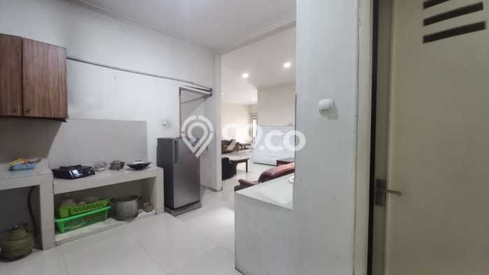 SIAP HUNI! Rumah Strategis area , Luas 332m2m² Bangunan 400m2m² SIAP HUNI! Rumah Strategis area , Luas 332m2m² Bangunan 400m2m²