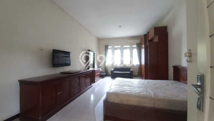 SIAP HUNI! Rumah Strategis area , Luas 332m2m² Bangunan 400m2m² SIAP HUNI! Rumah Strategis area , Luas 332m2m² Bangunan 400m2m²