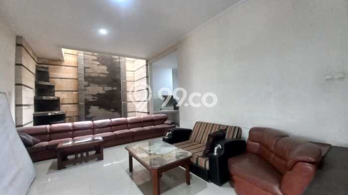 SIAP HUNI! Rumah Strategis area , Luas 332m2m² Bangunan 400m2m² SIAP HUNI! Rumah Strategis area , Luas 332m2m² Bangunan 400m2m²