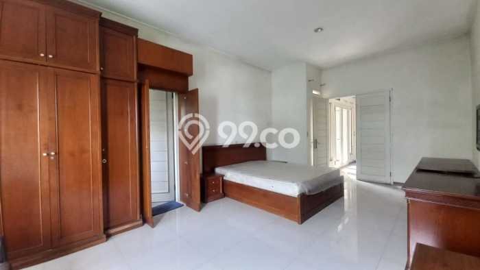 SIAP HUNI! Rumah Strategis area , Luas 332m2m² Bangunan 400m2m² SIAP HUNI! Rumah Strategis area , Luas 332m2m² Bangunan 400m2m²