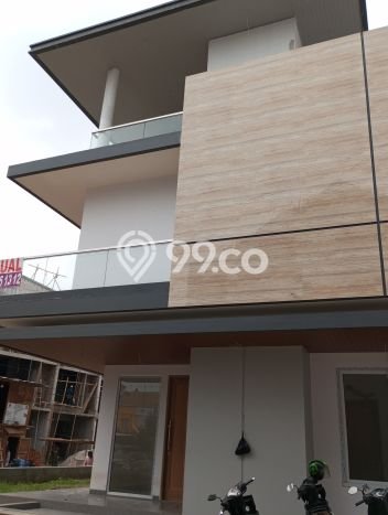 Rumah Elit Modern Tanpa Renovasi di Taman Surya Jakarta Barat Rumah Elit Modern Tanpa Renovasi di Taman Surya Jakarta Barat