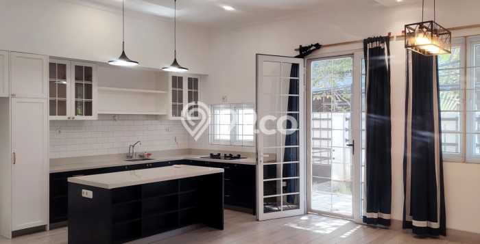 Jual Rumah Mewah Elegan Dengan View Cantik di Semanan, Jakarta Barat Jual Rumah Mewah Elegan Dengan View Cantik di Semanan, Jakarta Barat