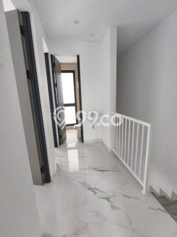 Rumah Elit LB 170m2 Siap Huni Desain Elegan di Pegadungan, Jakarta Barat Rumah Elit LB 170m2 Siap Huni Desain Elegan di Pegadungan, Jakarta Barat