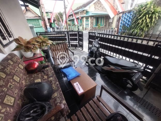 Jual Rumah Bagus Siap Huni LB 130m2 di Banjarsari, Surakarta Jual Rumah Bagus Siap Huni LB 130m2 di Banjarsari, Surakarta