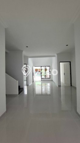 Rumah Menguntungkan di Cibubur, Dekat Kawasan Komersial, Jakarta Timur - 4 Kamar Tidur Rumah Menguntungkan di Cibubur, Dekat Kawasan Komersial, Jakarta Timur - 4 Kamar Tidur