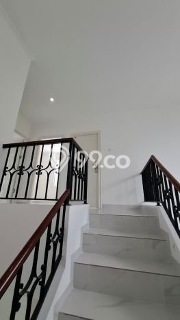 Rumah Elit LB 200m2 Siap Huni Desain Elegan di Kota Wisata, Jakarta Timur Rumah Elit LB 200m2 Siap Huni Desain Elegan di Kota Wisata, Jakarta Timur