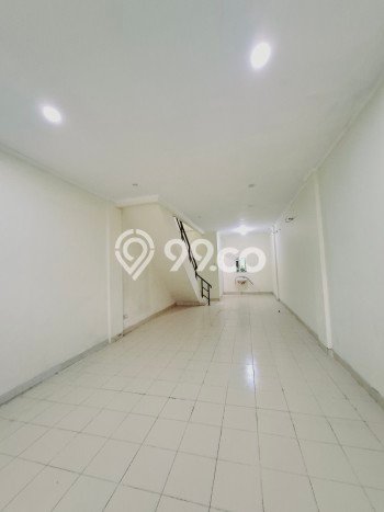 For Rent Ruko Premium di Kota Wisata, Luas 100m², Area Utama For Rent Ruko Premium di Kota Wisata, Luas 100m², Area Utama