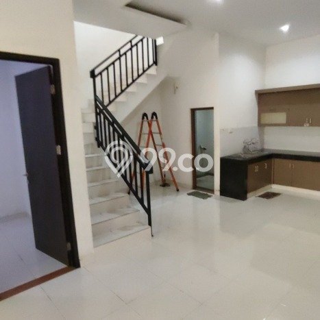 Disewakan! Rumah 3 Kamar Tidur &
2 Kamar Mandi di Tanjung Duren Utara, Jakarta Barat Disewakan! Rumah 3 Kamar Tidur &
2 Kamar Mandi di Tanjung Duren Utara, Jakarta Barat