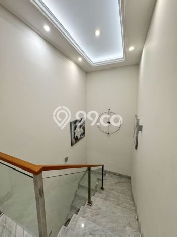 Rumah Mewah LB 240m2 Siap Huni Desain Elegan di Green Lake City, Jakarta Barat Rumah Mewah LB 240m2 Siap Huni Desain Elegan di Green Lake City, Jakarta Barat