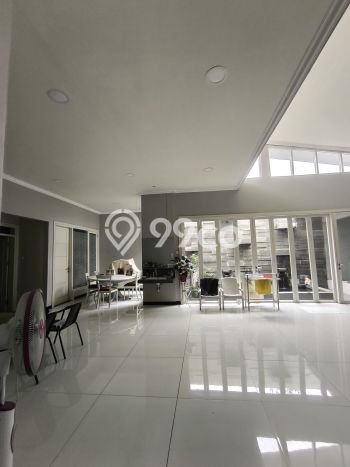 Rumah Elit Modern Tanpa Renovasi di Medokan Ayu Surabaya Rumah Elit Modern Tanpa Renovasi di Medokan Ayu Surabaya