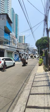 Ready to Use! Premium House LT 168m2 Desain Elegan di Gajah Mada Ready to Use! Premium House LT 168m2 Desain Elegan di Gajah Mada