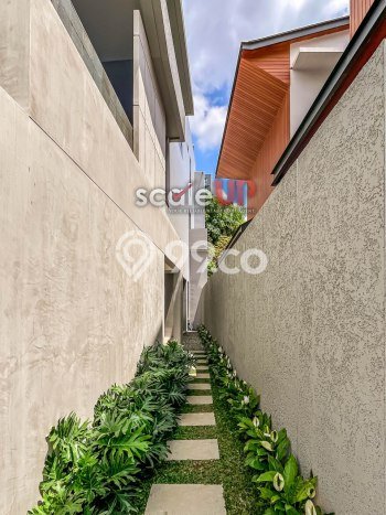 Ready to Use! Luxury House LT 512m2 Desain Elegan di Dago Ready to Use! Luxury House LT 512m2 Desain Elegan di Dago