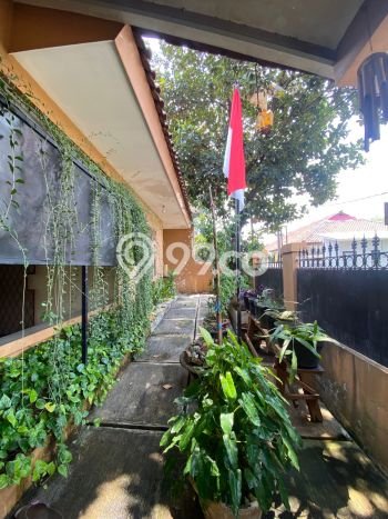 Rumah Lingkungan Asri kawasan Cinere, Depok, Luas 180m2m² LB 100m2m² Rumah Lingkungan Asri kawasan Cinere, Depok, Luas 180m2m² LB 100m2m²