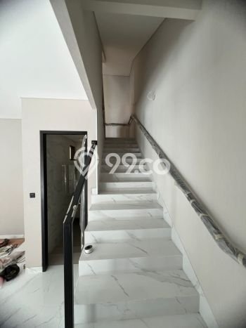 Rumah Elit Modern Tanpa Renovasi di Lebak Bulus Jakarta Selatan Rumah Elit Modern Tanpa Renovasi di Lebak Bulus Jakarta Selatan