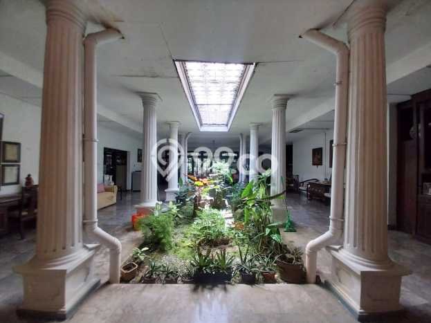 Rumah Mewah LB 500m2 Siap Pakai Desain Elegan di Pejaten, Jakarta Selatan Rumah Mewah LB 500m2 Siap Pakai Desain Elegan di Pejaten, Jakarta Selatan