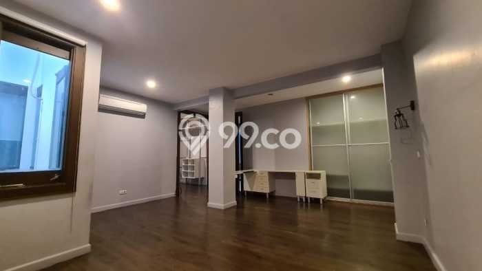 Rumah 3 KT 3 KM di Kawasan Pondok Indah, Jakarta Selatan Rumah 3 KT 3 KM di Kawasan Pondok Indah, Jakarta Selatan