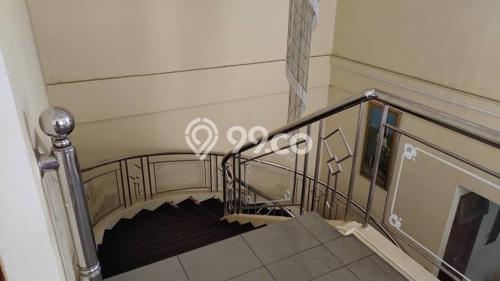 Rumah Mewah Akses Strategis di Surabaya Unfurnished Rumah Mewah Akses Strategis di Surabaya Unfurnished