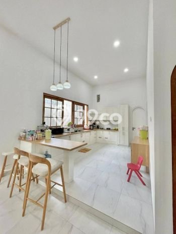 Rumah Mewah LB 750m2 Siap Huni Desain Elegan di Kebonsari, Surabaya Rumah Mewah LB 750m2 Siap Huni Desain Elegan di Kebonsari, Surabaya