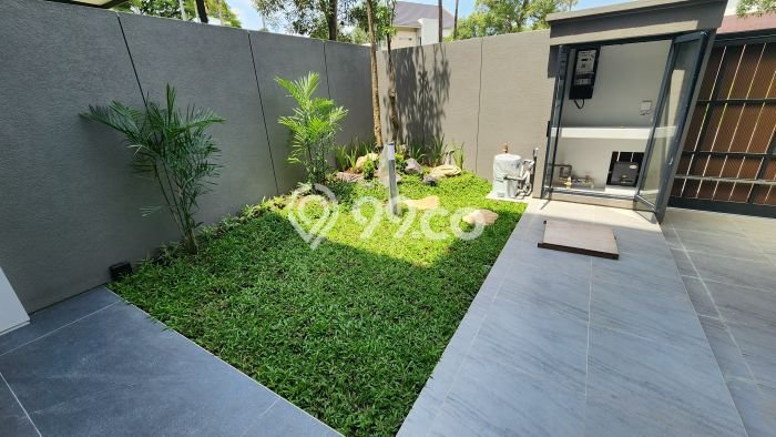 Rumah Luxury Modern Tanpa Renovasi di Citraland Surabaya Rumah Luxury Modern Tanpa Renovasi di Citraland Surabaya