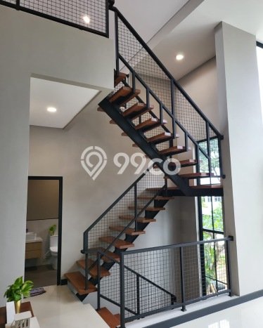 Rumah Eksklusif Siap Huni LT 200m2 di Serpong, Tangerang Selatan Rumah Eksklusif Siap Huni LT 200m2 di Serpong, Tangerang Selatan