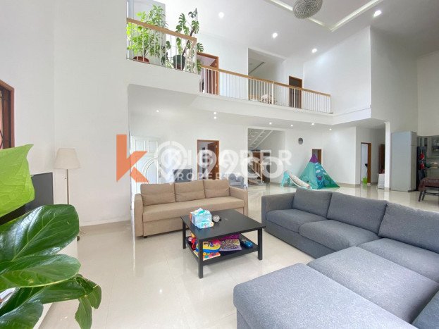 Rumah Bagus Disewakan di Jimbaran, Badung LT 400m2, LB 327m2 Rumah Bagus Disewakan di Jimbaran, Badung LT 400m2, LB 327m2