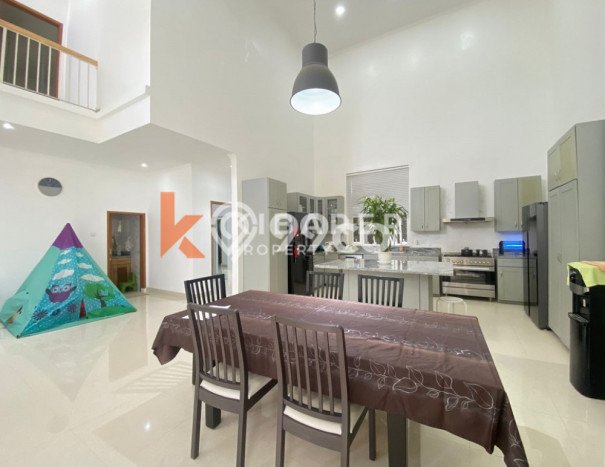 Rumah Bagus Disewakan di Jimbaran, Badung LT 400m2, LB 327m2 Rumah Bagus Disewakan di Jimbaran, Badung LT 400m2, LB 327m2