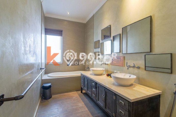 Sewa Rumah Strategis LT 1022m2 / LB 625m2 di canggu, Badung Sewa Rumah Strategis LT 1022m2 / LB 625m2 di canggu, Badung