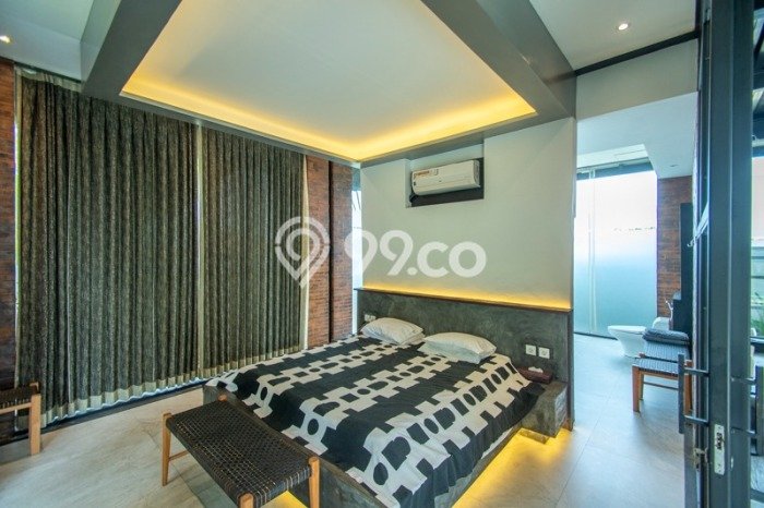 Ready to Use! Luxury House LT 1000m2 Desain Elegan di Kerobokan Ready to Use! Luxury House LT 1000m2 Desain Elegan di Kerobokan