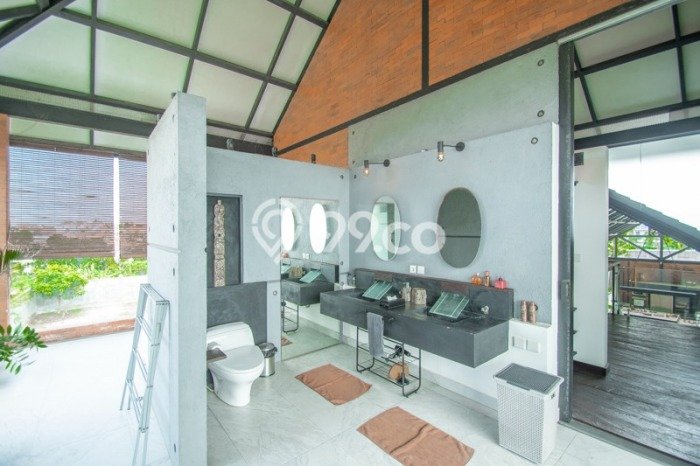 Ready to Use! Luxury House LT 1000m2 Desain Elegan di Kerobokan Ready to Use! Luxury House LT 1000m2 Desain Elegan di Kerobokan