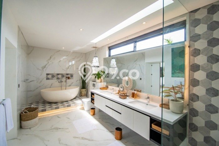 Rumah Mewah LB 220m2 Siap Huni Desain Elegan di Seminyak, Badung Rumah Mewah LB 220m2 Siap Huni Desain Elegan di Seminyak, Badung