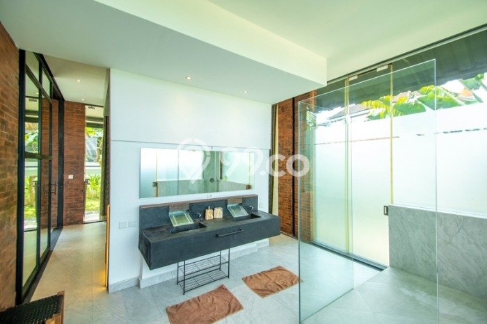 Ready to Use! Luxury House LT 1000m2 Desain Elegan di Kerobokan Ready to Use! Luxury House LT 1000m2 Desain Elegan di Kerobokan