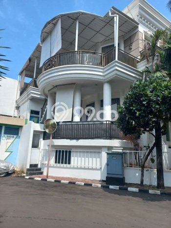 Siap Huni Rumah Mewah 4 Kamar di Mampang Prapatan Dekat ke Mana Saja Siap Huni Rumah Mewah 4 Kamar di Mampang Prapatan Dekat ke Mana Saja