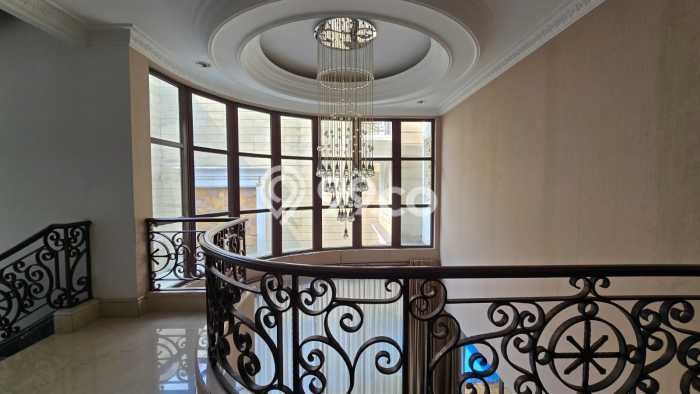 Jual Rumah Mewah Elegan Dengan View Eksklusif di Summarecon Serpong, Tangerang Jual Rumah Mewah Elegan Dengan View Eksklusif di Summarecon Serpong, Tangerang