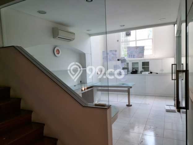 Lokasi terbaik! Rumah siap pakai disewakan di Penjaringan LB 375m2 Lokasi terbaik! Rumah siap pakai disewakan di Penjaringan LB 375m2