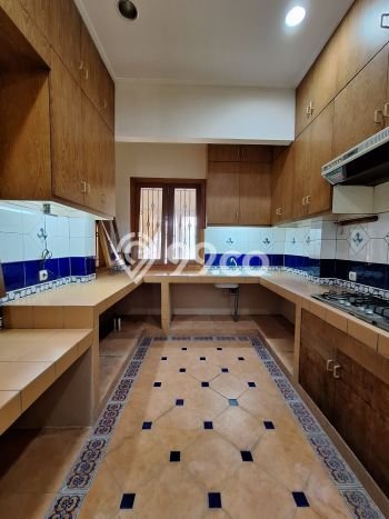 LOKASI PREMIUM! Rumah Berkembang di Cinere, LT 300m² Bangunan 212m² LOKASI PREMIUM! Rumah Berkembang di Cinere, LT 300m² Bangunan 212m²