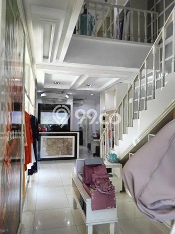 Jual Rumah Luas Megah Dengan View Cantik di Margorejo, Surabaya Jual Rumah Luas Megah Dengan View Cantik di Margorejo, Surabaya
