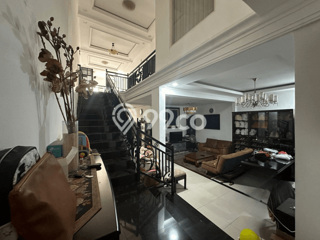 Rumah Elit Modern Tanpa Renovasi di Manyar Surabaya Rumah Elit Modern Tanpa Renovasi di Manyar Surabaya